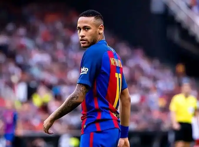 足球作为其 足球作为其